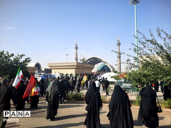 اولین روز وداع با شکوه با رهبر شهید و خانواده بزرگوارشان 