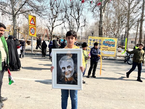 حضور دانش‌آموزان دبستان المهدی در راهپیمایی ۲۲ بهمن 