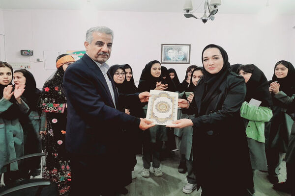 اجرای طرح مدرسه سبز ، انس با قرآن، اهدای کتاب به کتابخانه و تجلیل از فعالان دبیرستان رضوان شهرستان بوشهر