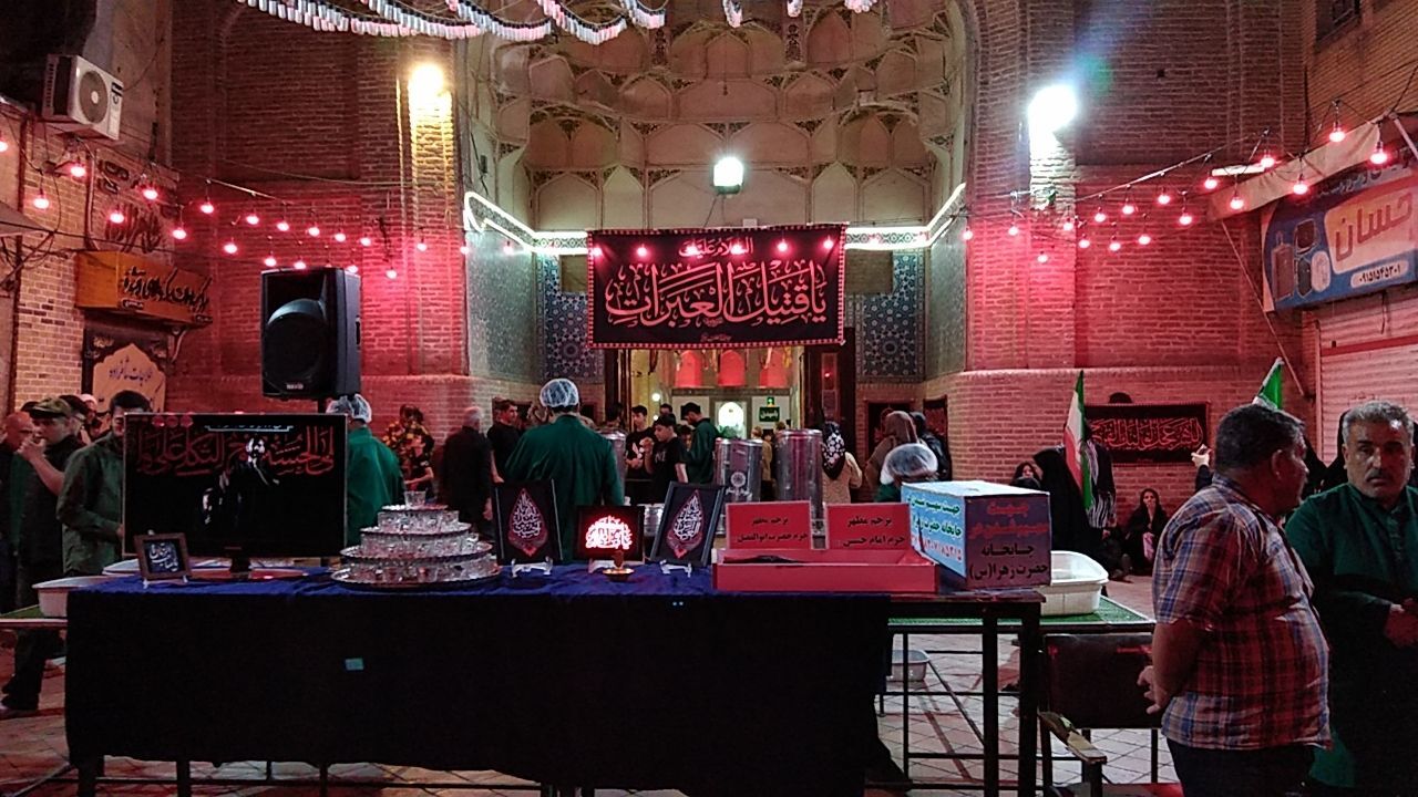 فعالیت چایخانه حضرت زهرا در شب صد و بیست و پنجم در مسجد جامع شهرستان نیشابور