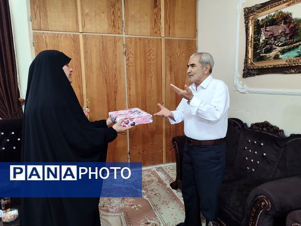 دیدار دانش‌آموزان هنرستان بصیرت با خانواده جانباز قاسم رسائی پور