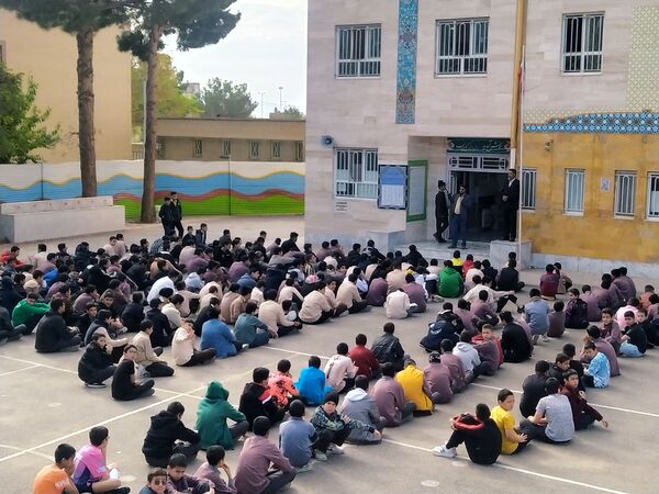 حضور آتش‌نشانان در دبیرستان میثاق کاشمر