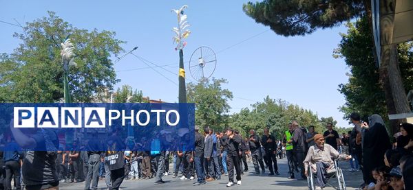 عزاداری ظهر  عاشورا در خیابان‌های شهر نیشابور 