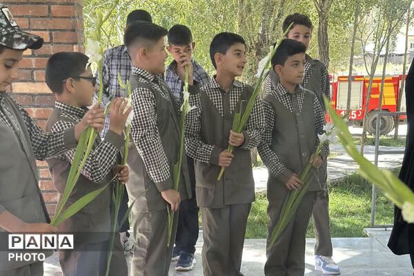 آیین «روایت ایستادگی» و گلباران مزار شهدای گمنام در شهر ارجمند 