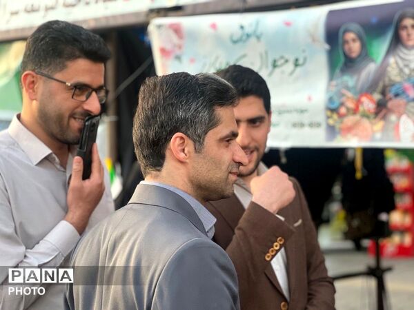 دخترانِ انقلابی پای پرچم ایستاده‌اند