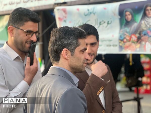 دخترانِ انقلابی پای پرچم ایستاده‌اند