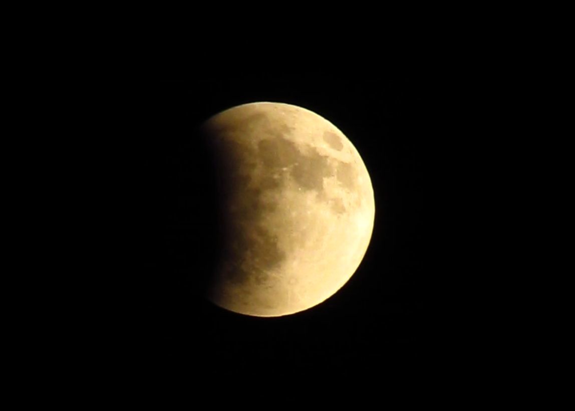 رؤیت پدیده نادر «ماه گرفتگی» در آسمان گیلان