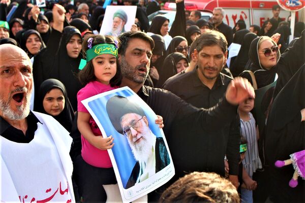 حماسه حضور نوجوانان کفن‌پوش قمی در راهپیمایی «عهد خون»