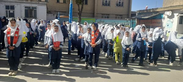 بازدید سبزپوشان نیروی انتظامی با دانش‌آموزان مدرسه ربابه هاشمیان یزدی
