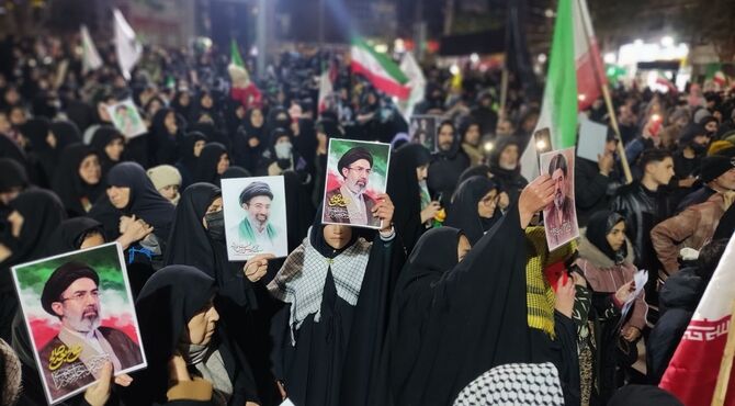 حضور مردم اسفراین برای بیعت با رهبر سوم انقلاب
