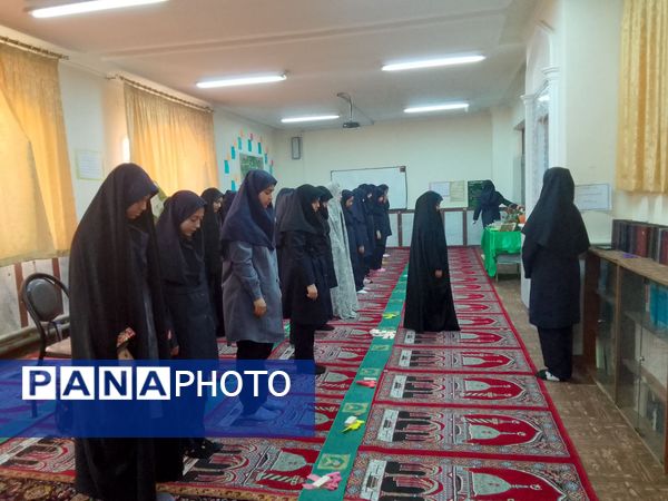 نماز جماعت رنگین در مدرسه‌ مدرس تبریز