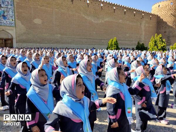 اجرای سرود همگانی دانش‌آموزان در روز شیراز