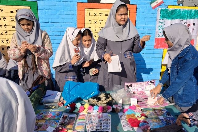 بازارچه دانش آموزی در دبستان شهید ناصری ناحیه دو شهرری 