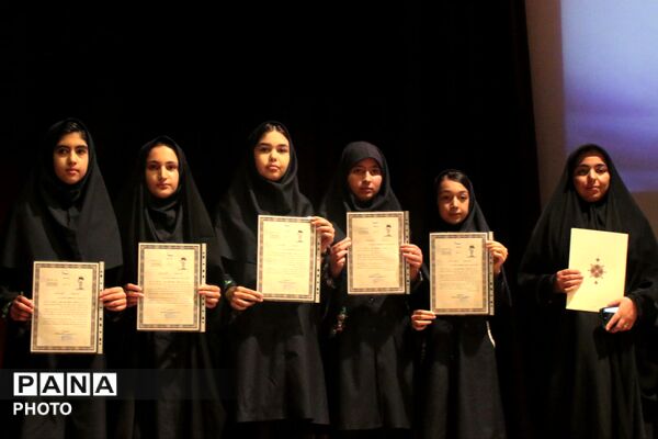 آیین تجلیل از دانش‌آموزان برگزیده جشنواره جابر ابن حیان و پژوهش‌سراهای کبودراهنگ