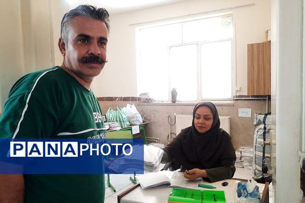 توزیع کتب درسی در مدارس منطقه پردیس 