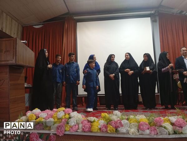 تجلیل از برگزیدگان تئاتر درسی و خبرنگاران پانا در ساوجبلاغ 