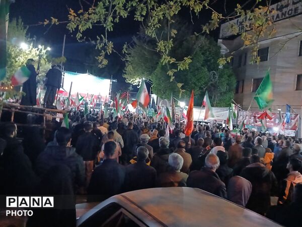  مردم در خیابان‌ها با پرچم ایران، با آرمان‌های انقلاب تجدید پیمان کردند