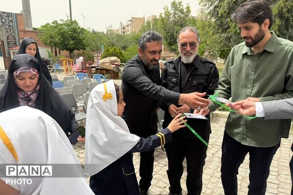 کاشت نهال در هفته معلم به نیابت از شهدای فرهنگی و دانش‌آموز در فرهنگسرای ولاء ناحیه دو شهرری 