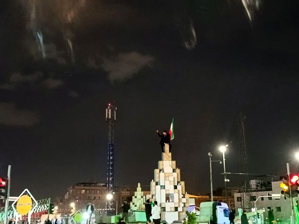 فریاد «الله‌اکبر» مردم در خیابان امام رضا(ع)؛ شبی پرشور در آستانه ۲۲ بهمن