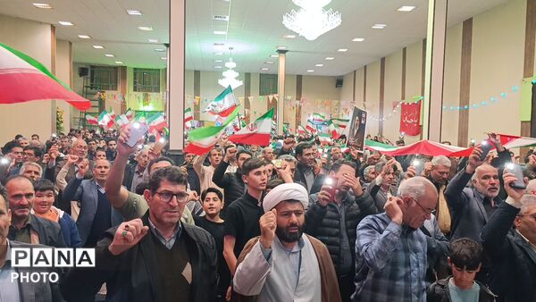 تجمع فرهنگیان و دانش‌آموزان ملکان در یادبود شهدای جنگ‌ تحمیلی سوم 