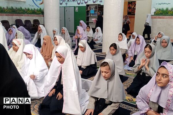 نماز جماعت و محفل انس با قرآن در دبستان شهید آقچه لو رباط کریم 