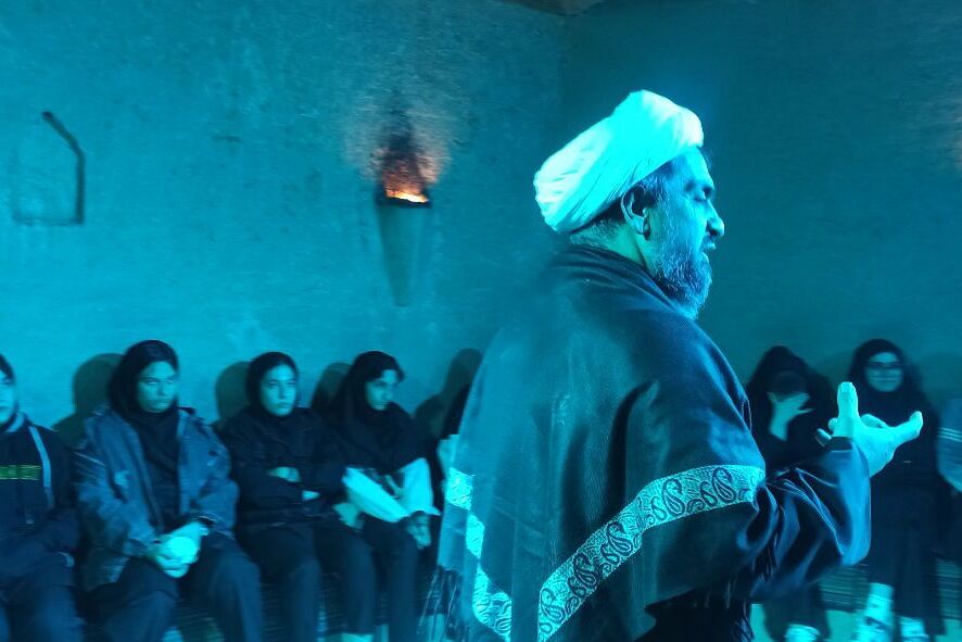 بازدید دانش‌آموزان دبیرستان یادگار امام از کوچه‌های بنی‌هاشم
