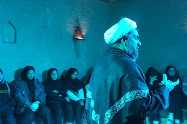 بازدید دانش‌آموزان دبیرستان یادگار امام از کوچه‌های بنی‌هاشم