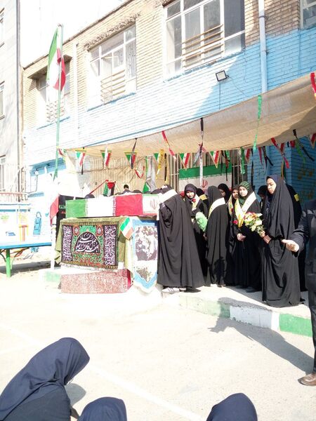 دبیرستان متوسطه اول دخترانه انقلاب میزبان شهید گمنام شد 