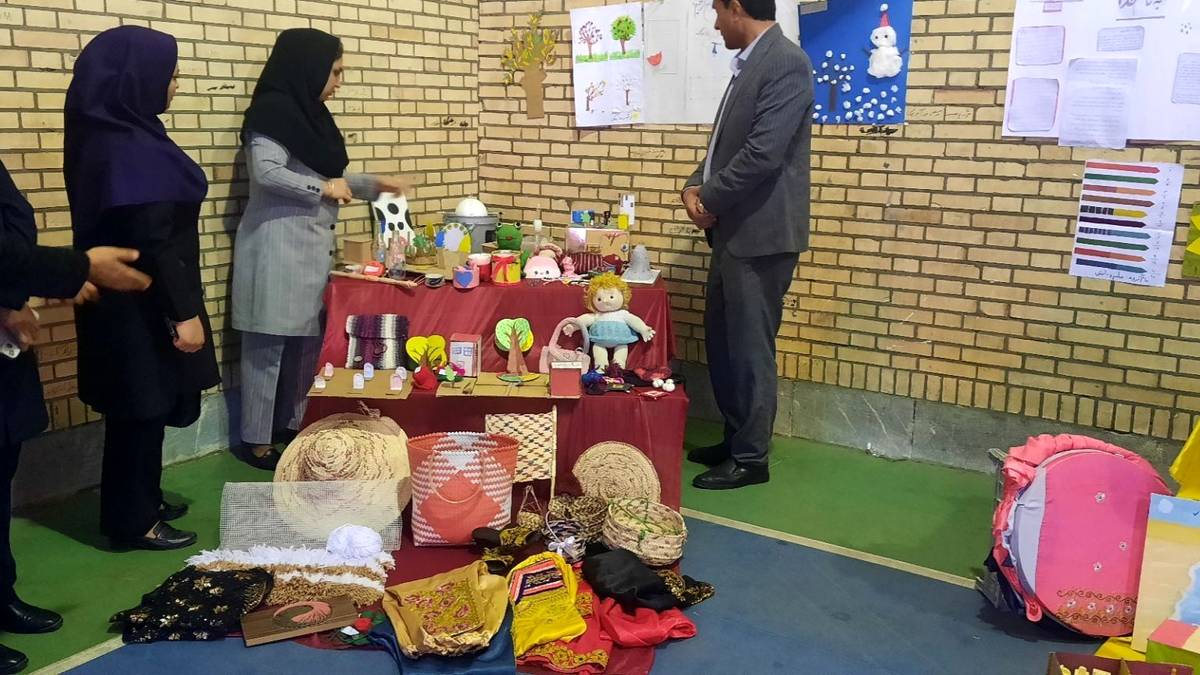 بازدید مدیر آموزش و ‌پرورش حاجی‌آباد از نمایشگاه خلاقیت‌های دانش‌آموزی دبستان استقلال  