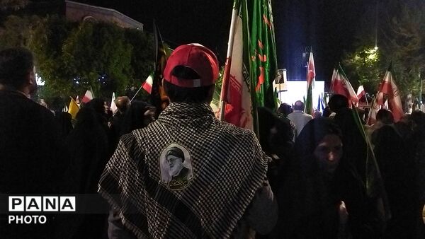 برای پنجاه و یکمین شب حسینیه امام شاهد حماسه مردم شد 