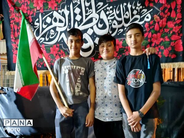حضور  نوجوانان علم به دست در میدان خیابان کاشمر