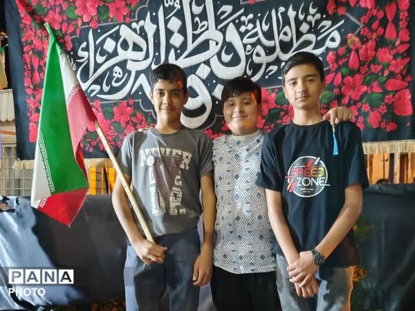حضور  نوجوانان علم به دست در میدان خیابان کاشمر