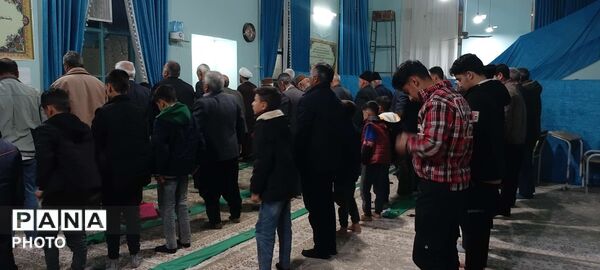 نماز جماعت همزمان با شروع سال جدید در روستای نقاب خلیل آباد