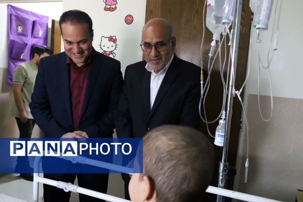 عیادت مدیرکل آموزش و پرورش استان از دانش‌آموزان بستری در بخش آنکولوژی و خون بیمارستان شهید صدوقی 