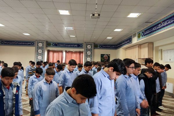 برپایی نماز جماعت در مدرسه انصارالمهدی قرچک 