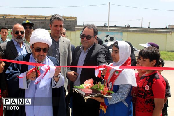 افتتاح زمین چمن مصنوعی در مدرسه شهید صفدری سه گنبد 