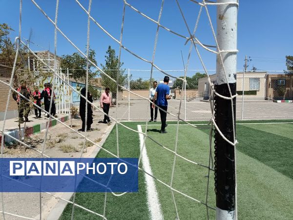 بازدید مسئولین اداره کل آموزش پرورش از وضعیت چمن دبستان شهید پسندیده فدافن