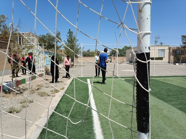 بازدید مسئولین اداره کل آموزش پرورش از وضعیت چمن دبستان شهید پسندیده فدافن