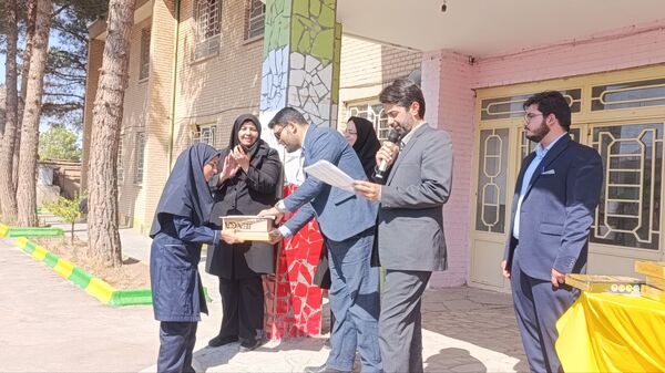 تقدیر از برگزیدگان مسابقات قرآن، عترت و نماز در دبیرستان حضرت سکینه 