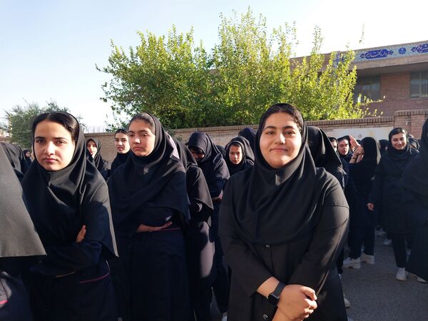 دانش‌آموزان دبیرستان فاطمیه شهرستان دره شهر با شور و شوق سال تحصیلی جدید را آغاز کردند