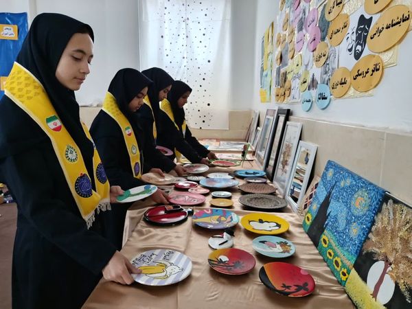 نمایشگاه ماها در دبیرستان فرزانگان