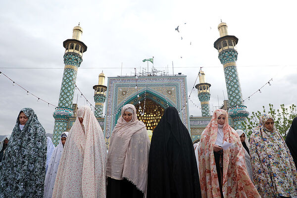 اقامه نماز عید سعید فطر- امامزاده پنج تن(ع) لویزان