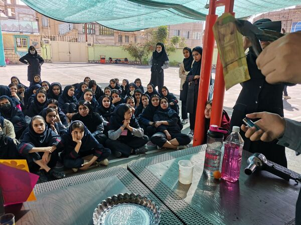 بزرگداشت روز آزمایشگاه در دبیرستان یغمای نیشابوری 