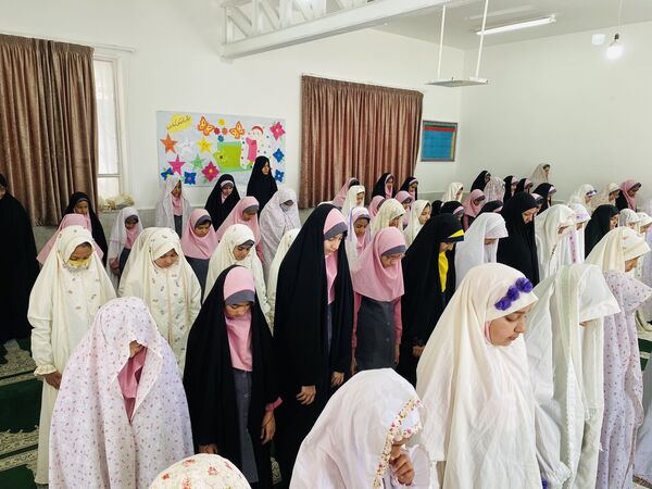 نواختن زنگ جشن نیکوکاری در دبستان زینب قهرمانی مه ولات