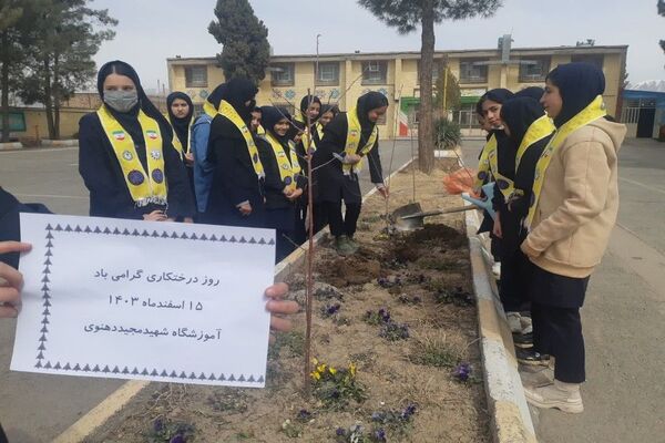 کاشت نهال به مناسبت روز درخت کاری دردبیرستان شهید مجید دهنوی 