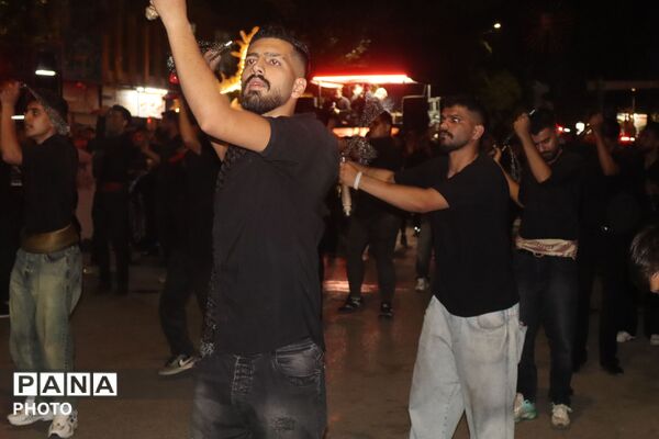 هیئت سینه‌زنی و زنجیرزنی در مسجد جامع نیشابور در شب عاشورا