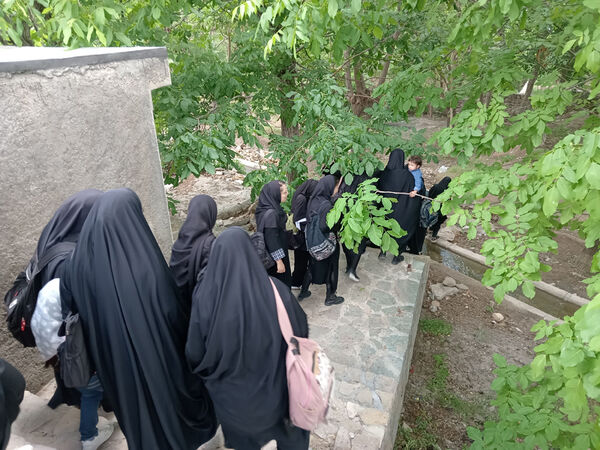 بازدید دانش‌آموزان جعفرآباد از کارگاه گلاب‌گیری روستای «بنابر»