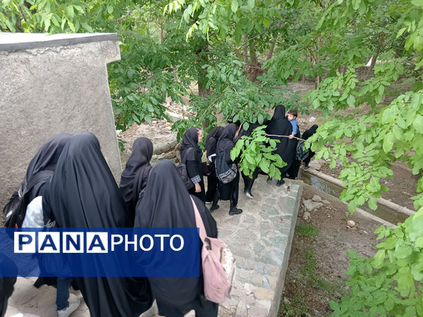 بازدید دانش‌آموزان جعفرآباد از کارگاه گلاب‌گیری روستای «بنابر»