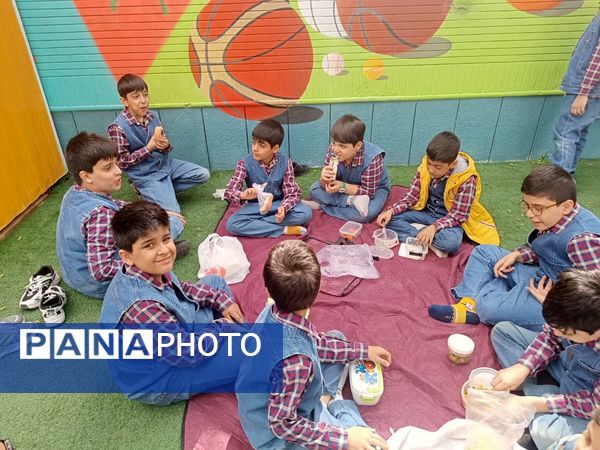 هوای پاک و  صبحانه ی سالم  در دبستان مبتکران ۳