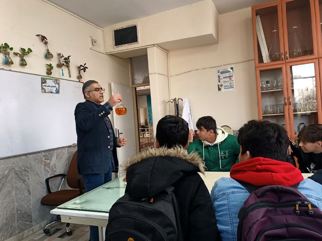 کلاس های آموزشی و آمادگی جشنواره نوجوانان خوارزمی در پژوهشسرا فرهنگ ورامین